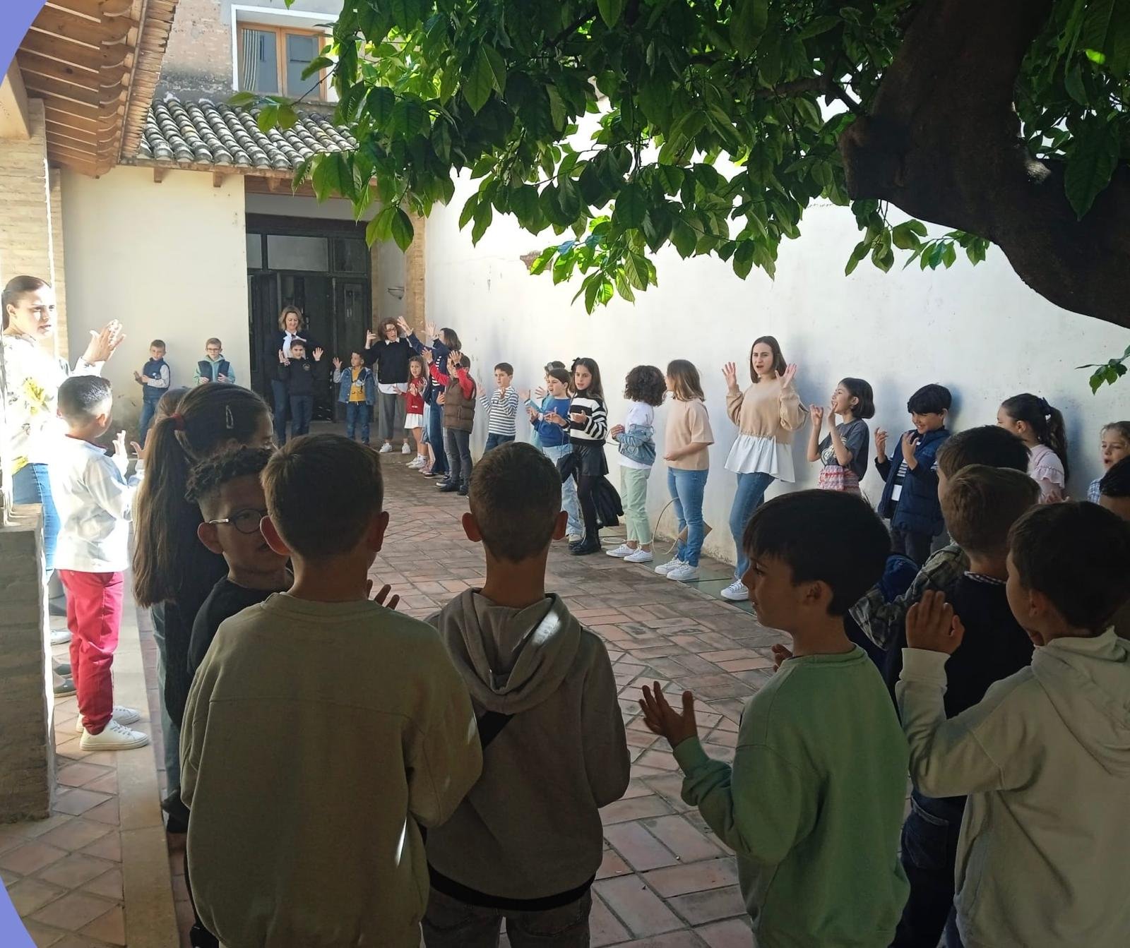 Niños en catequesis de Primera Comunión