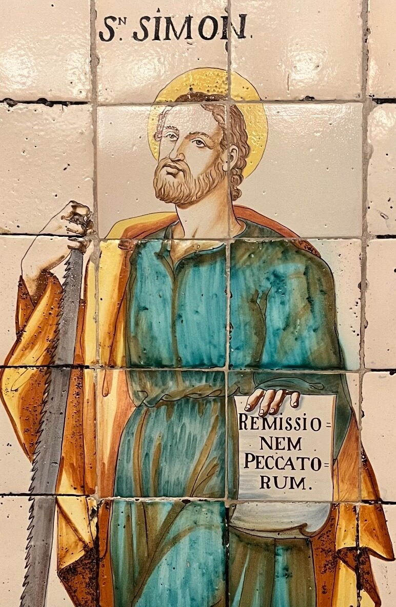 Retablo cerámico antiguo que representa a San Simón con inscripción en latín.